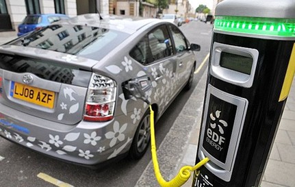 新能源汽車國內低調走俏 充電樁供不應求